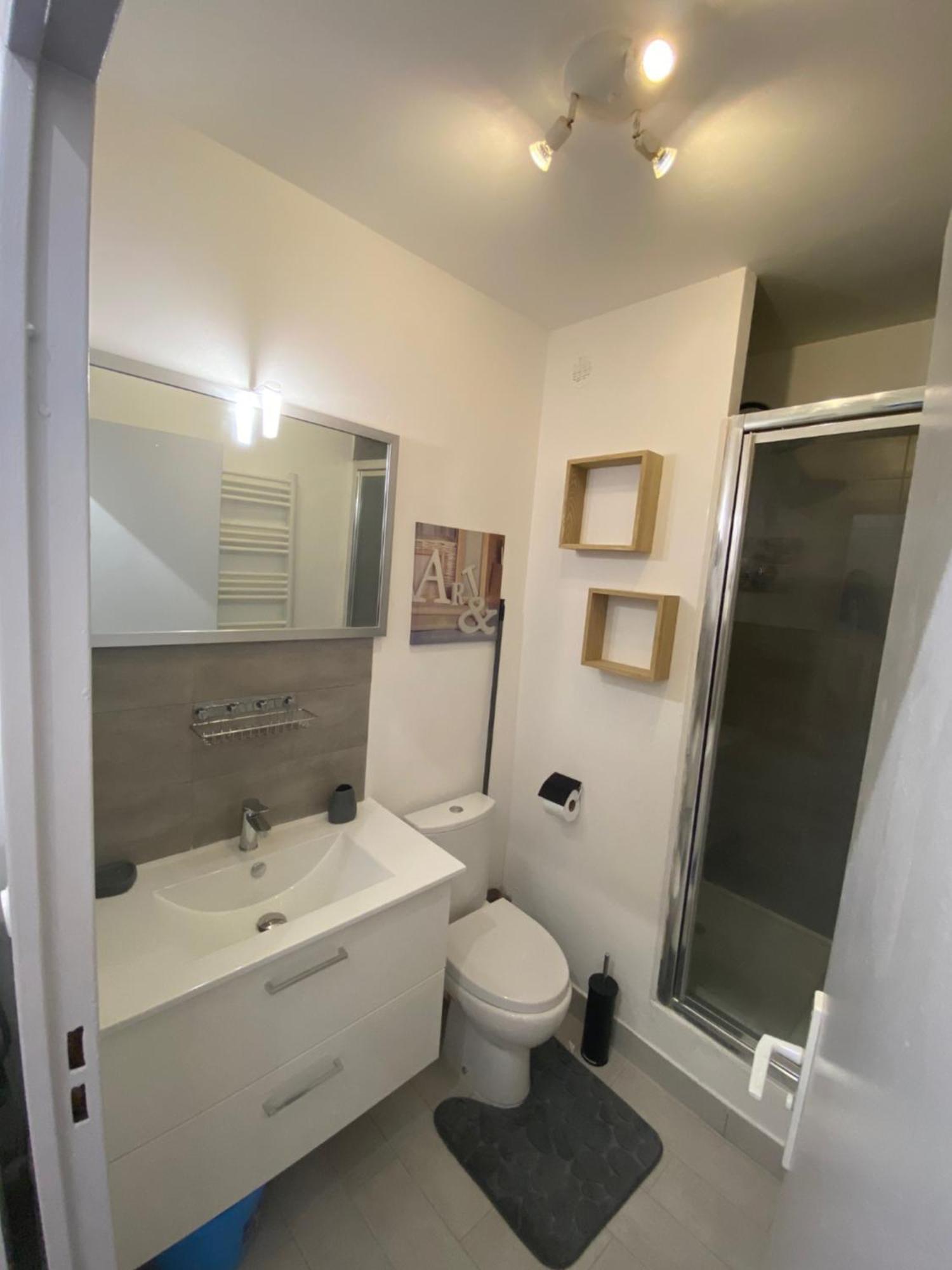 Bandol Studio Apartment Luaran gambar