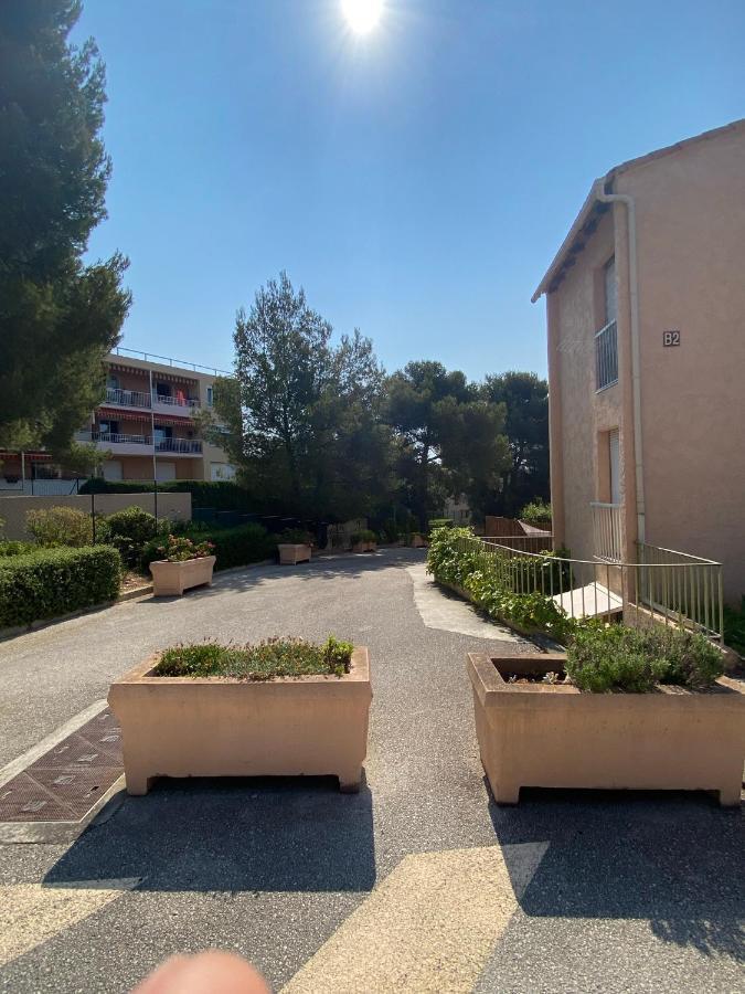 Bandol Studio Apartment Luaran gambar