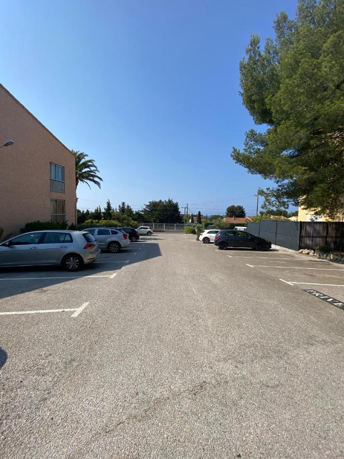 Bandol Studio Apartment Luaran gambar