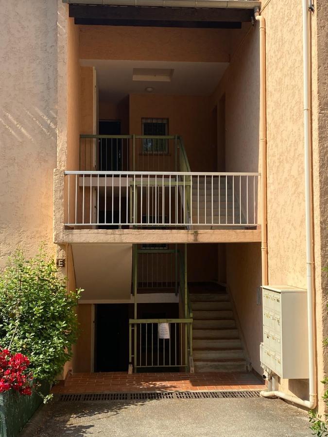 Bandol Studio Apartment Luaran gambar